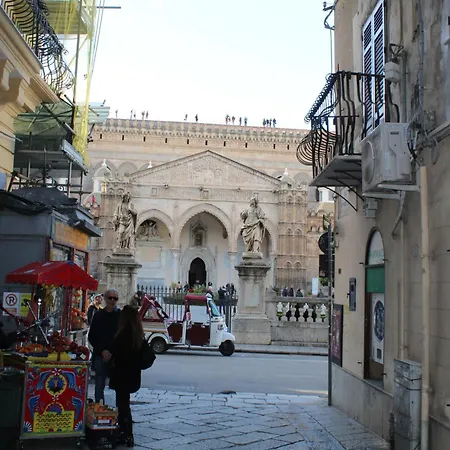 La Siciliana-Di Fronte La Cattedrale-2